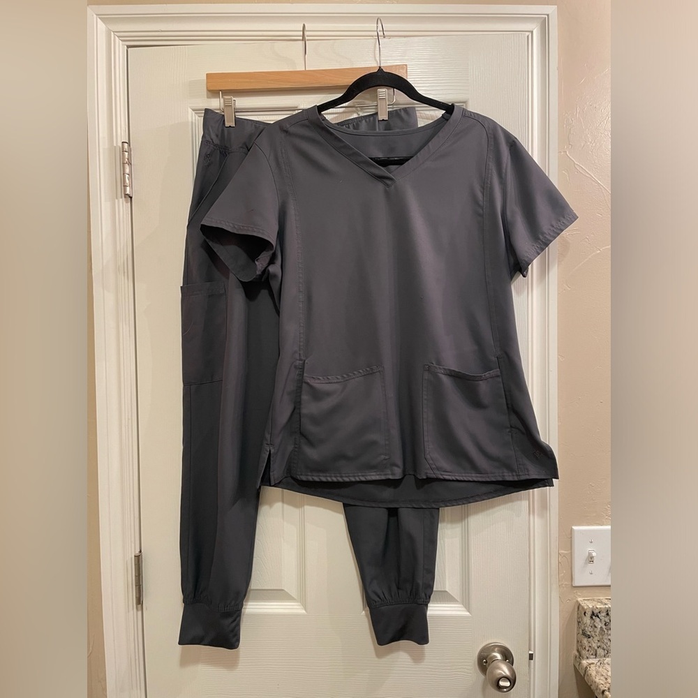 Med Couture Women’s Scrub Set- Gray Size Medium